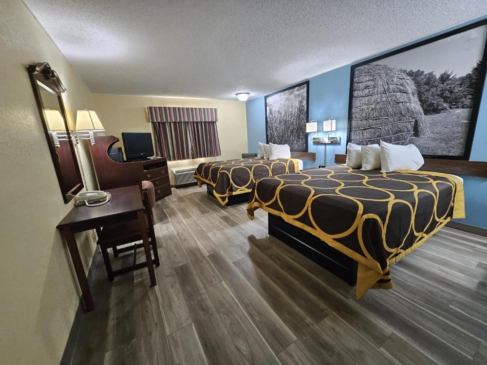 Queen Room with Two Queen Beds - Non-Smoking interior